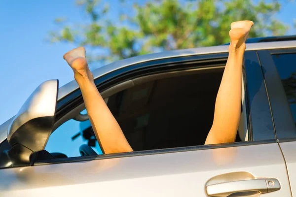 Prostituée avec jambes écartées exposées par la fenêtre de la voiture — Photo