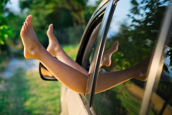 Prostituta con las piernas abiertas expuestas por la ventana del coche Imagen de stock