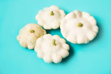 mavi bir arka plan üzerinde taze beyaz Pattisons