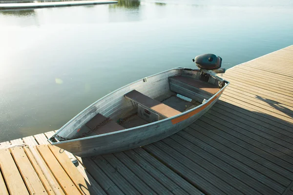 Anlegestelle mit Boot auf dem See im Frühsommer — Stockfoto