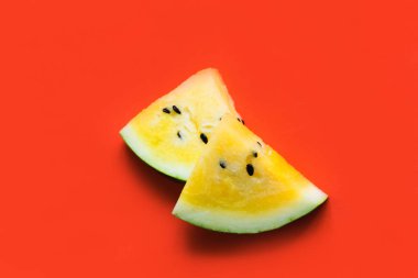 beyaz arka plan üzerinde olgun sarı karpuz üçgen dilimleri kesmek