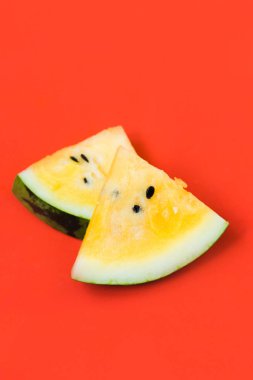 beyaz arka plan üzerinde olgun sarı karpuz üçgen dilimleri kesmek