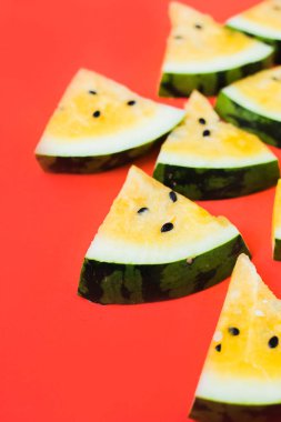 beyaz arka plan üzerinde olgun sarı karpuz üçgen dilimleri kesmek