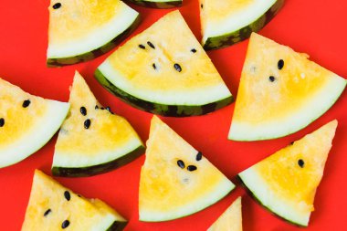 beyaz arka plan üzerinde olgun sarı karpuz üçgen dilimleri kesmek