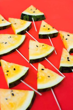 beyaz arka plan üzerinde olgun sarı karpuz üçgen dilimleri kesmek