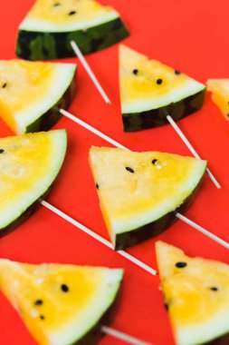 beyaz arka plan üzerinde olgun sarı karpuz üçgen dilimleri kesmek
