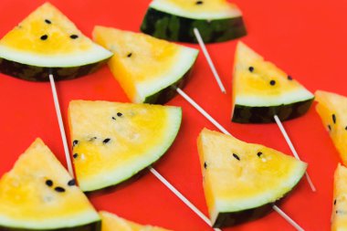 beyaz arka plan üzerinde olgun sarı karpuz üçgen dilimleri kesmek