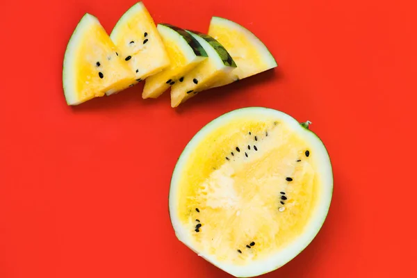 在白色背景上切掉成熟黄色西瓜的三角片 — 图库照片