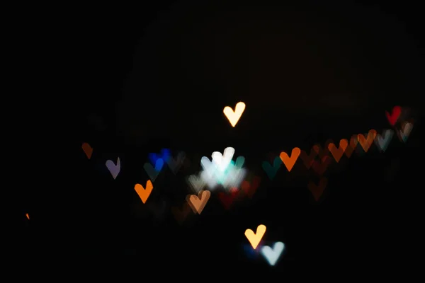 Boken πολύχρωμες καρδιές από τα φώτα της πόλης νύχτα — Φωτογραφία Αρχείου