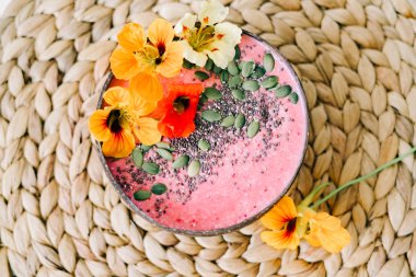 Hindistancevizi tabağında sağlıklı bir kahvaltı. Doğal hasır peçetede de nasturtiyum çiçekleri var.