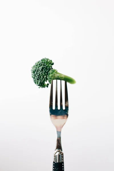 Una forchetta con infiorescenza verde di broccoli freschi su fondo bianco. cibo vegano — Foto Stock