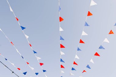 Rüzgarda dalgalanan rengarlı bayraklar bir sokak fuarında