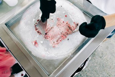 Kremalı dondurma ve özel bir spatulayla hazırlanıyor.