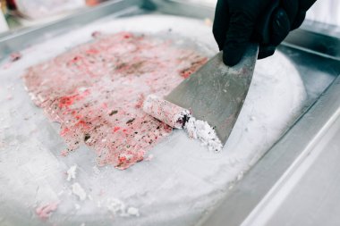 Kremalı dondurma ve özel bir spatulayla hazırlanıyor.