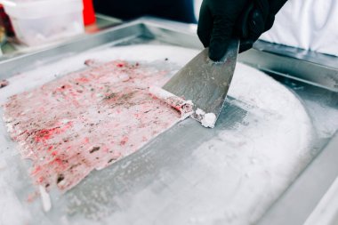 Kremalı dondurma ve özel bir spatulayla hazırlanıyor.