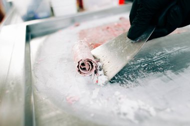 Kremalı dondurma ve özel bir spatulayla hazırlanıyor.