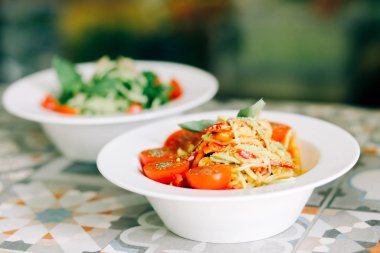 Domates ve fesleğenli çiğ kabak ezmesi. Çiğ yemek. vejetaryen yemeği
