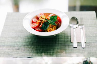 Domates ve fesleğenli çiğ kabak ezmesi. Çiğ yemek. vejetaryen yemeği