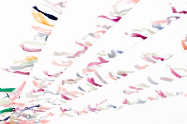 Budist çok renkli bayraklar Tibet 'teki bulutlu gökyüzüne karşı rüzgarda dalgalanıyor