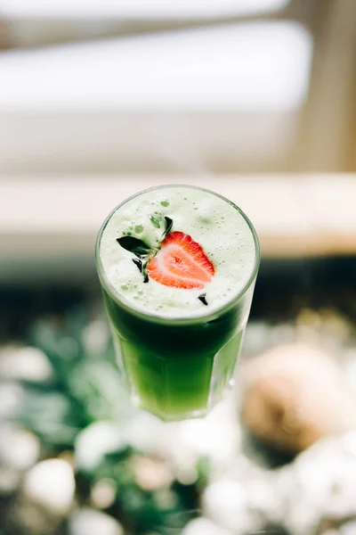 Sağlıklı yeşil elma ve nane yaprağı ve çilek dilimli ıspanaklı smoothie, vejetaryen içeceği — Stok fotoğraf