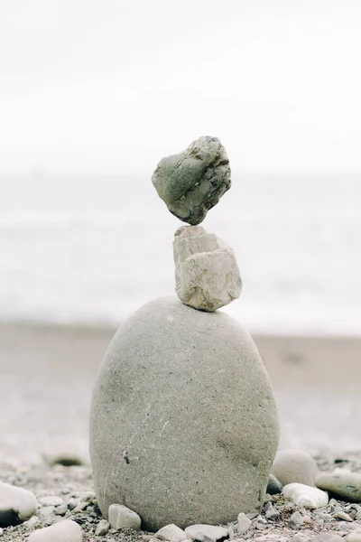 Równowaga kamieni na plaży, kamienne wybrzeże na wybrzeżu Morza Czarnego — Zdjęcie stockowe