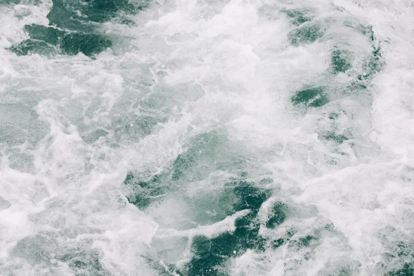 Бурлящая морская пена от волны, разбившейся о скалу. природный морской фон — стоковое фото