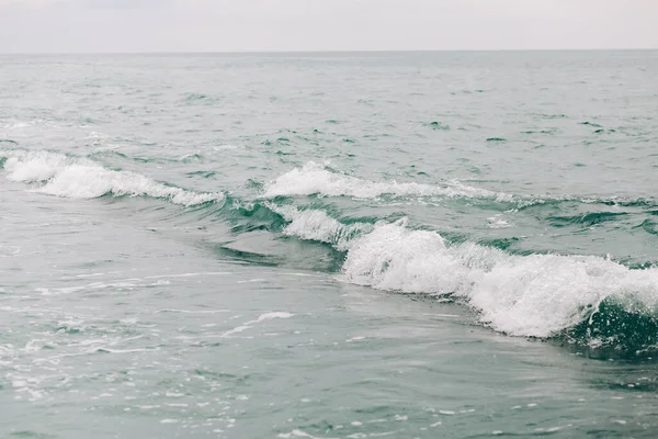 Denizde dalgalar, doğal deniz arka planı — Stok fotoğraf