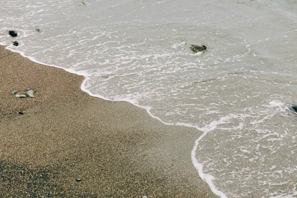 Deniz dalgası kumlu kıyıya ulaşır. güzel doğal arkaplan — Stok fotoğraf