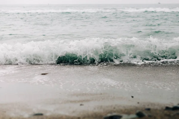 La ola del mar llega a la orilla arenosa. hermoso fondo natural — Foto de Stock