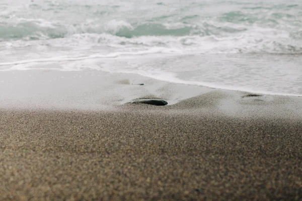 La ola del mar llega a la orilla arenosa. hermoso fondo natural — Foto de Stock