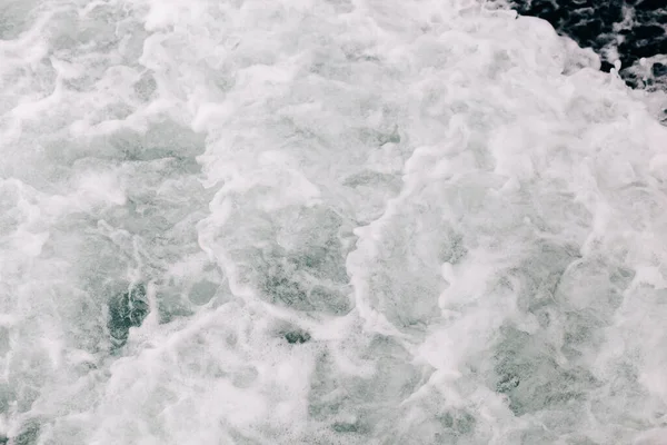 岩の上で発生した波の泡のようなものです自然の海の背景 — ストック写真