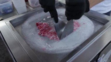 Kremalı dondurma ve özel bir spatulayla hazırlanıyor.