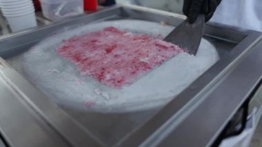 Kremalı dondurma ve özel bir spatulayla hazırlanıyor.