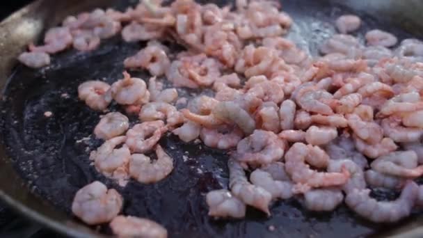 Смачне смажене м'ясо креветок у великій сковороді на вуличному ринку — стокове відео