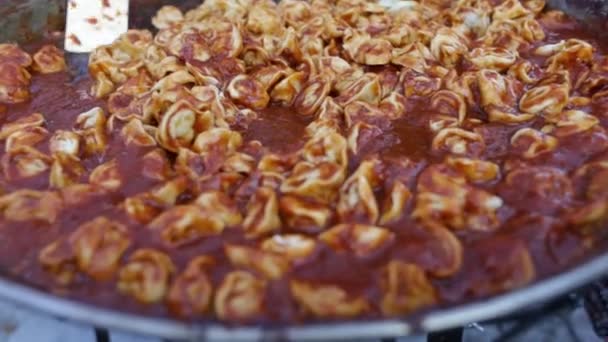 Deliciosos ravioli grelhados em molho de tomate cozido em uma grande frigideira — Vídeo de Stock