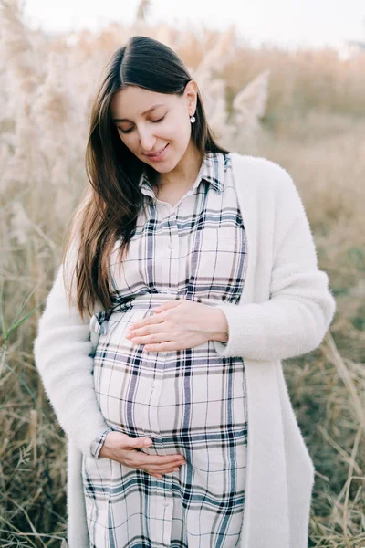 Una Joven Embarazada Con Vestido Ligero Cuadros Una Chaqueta Caliente — Foto de Stock