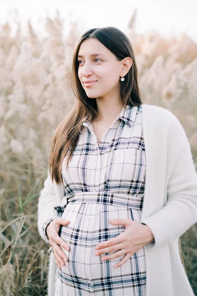 Una Joven Embarazada Con Vestido Ligero Cuadros Una Chaqueta Caliente — Foto de Stock