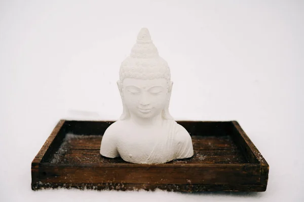 Figurine Bouddha Blanche Plâtre Sur Support Bois Lors Une Chute — Photo