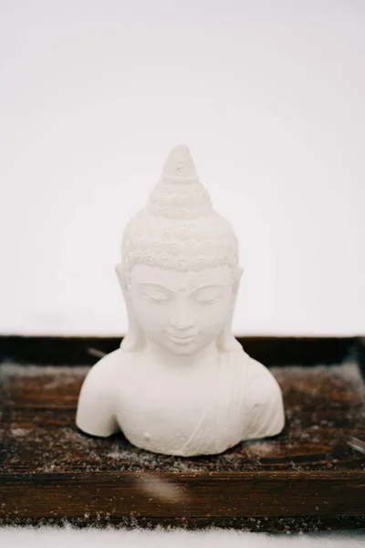 Figurine Bouddha Blanche Plâtre Sur Support Bois Lors Une Chute — Photo