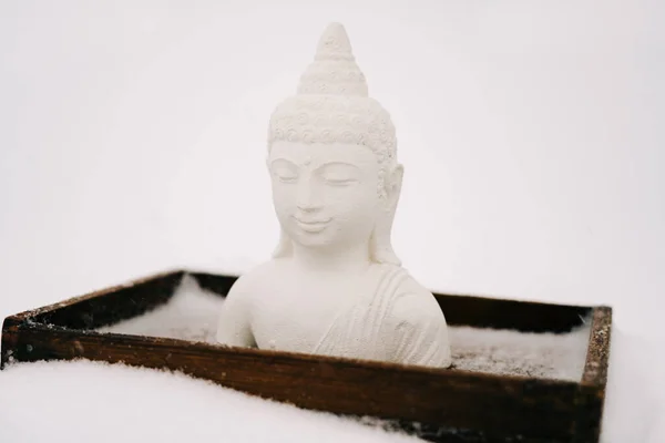 Figura Buda Blanco Hecha Yeso Soporte Madera Durante Una Nevada — Foto de Stock