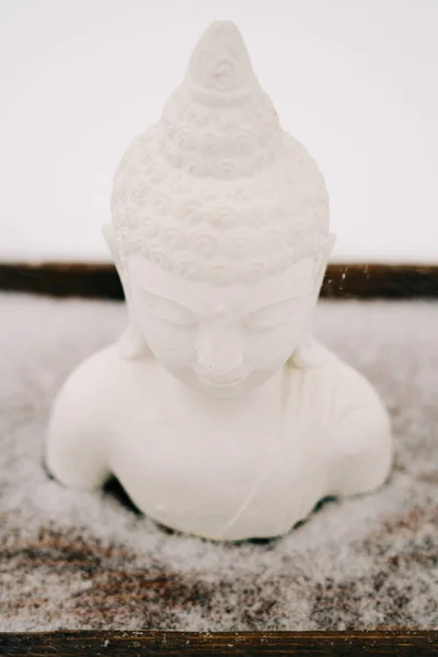Figurine Bouddha Blanche Plâtre Sur Support Bois Lors Une Chute — Photo