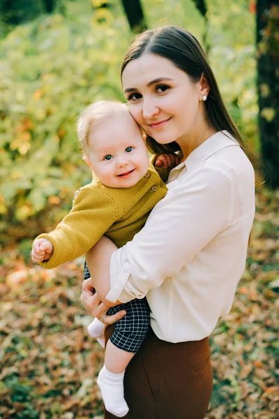 Una Joven Madre Sostiene Pequeño Hijo Feliz Sus Brazos Entre — Foto de Stock