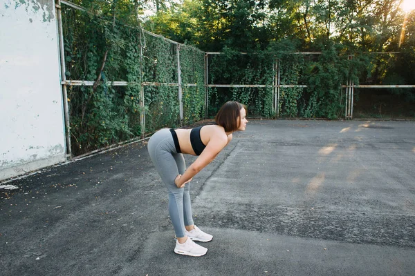 Jovem Menina Atraente Sportswear Parque Infantil Fazendo Exercícios Esportivos Verão — Fotografia de Stock