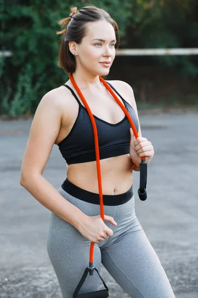 Een Jong Aantrekkelijk Meisje Sportkleding Speelplaats Die Zomer Sportoefeningen Doet — Stockfoto