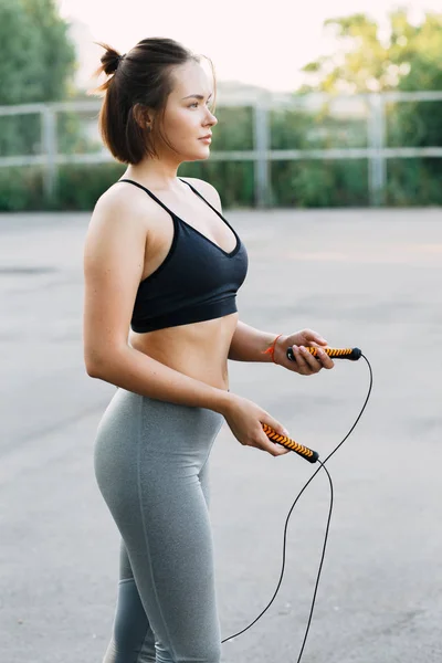 Joven Chica Atractiva Ropa Deportiva Patio Recreo Haciendo Ejercicios Deportivos — Foto de Stock