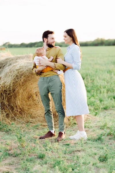 Felice Giovane Famiglia Mamma Papà Piedi Campo Vicino Pagliaio Tenendosi — Foto Stock