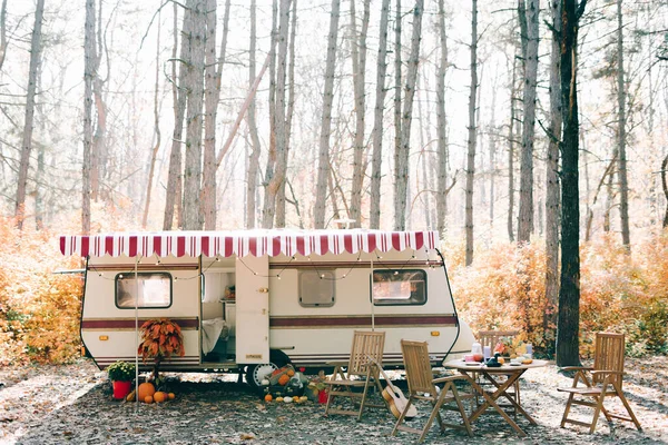 Trailer House Wheels Stopped Pine Forest Autumn — Stock Photo, Image