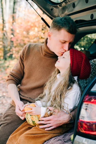 Feliz Padre Hija Pie Cerca Del Tronco Abierto Coche Bosque —  Fotos de Stock