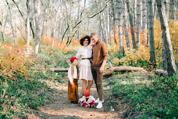 Glückliche Vierköpfige Familie Inmitten Eines Kiefernwaldes Herbst — Stockfoto