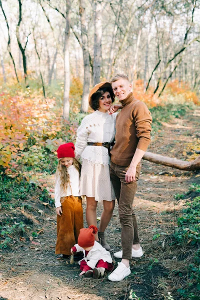 Familia Feliz Cuatro Medio Bosque Pinos Otoño —  Fotos de Stock